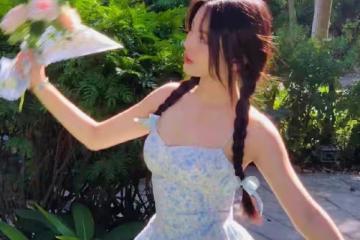 楊超越曬出三亞度假照，身穿露背弔帶連衣裙，活力十足，盡顯少女感
