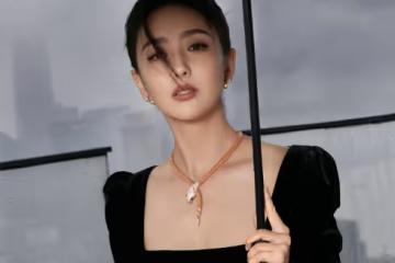 佟麗婭身穿黑色絲絨長裙寫真,優雅迷人,魅力四射