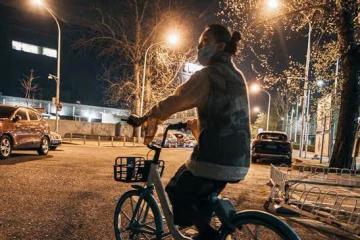 周迅首次夜間拍大片!穿牛仔馬甲配半身裙騎單車,48歲美得太瀟灑
