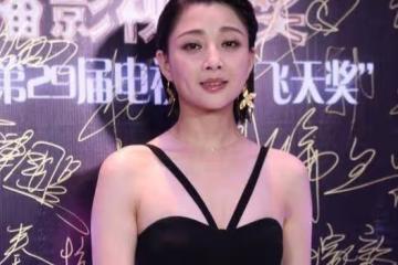 她出道至今一直沒有緋聞，憑著氣質取勝，如今42歲仍像個少女！