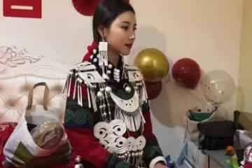 彝族姑娘們穿著傳統服飾出嫁，容貌氣質明媚動人！網友：祝新郎好運