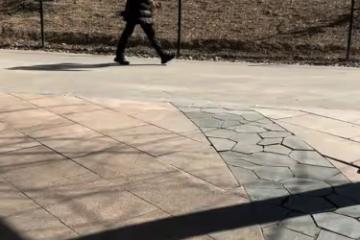 遭前夫暗諷後宋丹丹近況曝光，扎小辮公園遛彎，健步如飛姿勢霸氣