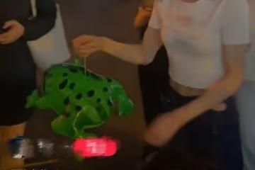 56歲李若彤現身街頭，穿露臍裝馬甲線搶鏡，買氣球送小朋友好親和