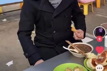 63歲岳躍利現身河南老家！吃蒼蠅小館接地氣，滿頭黑髮精神抖擻