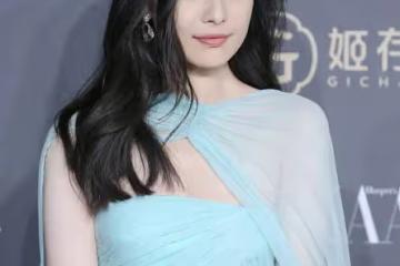 倪妮早期生圖好清純,一襲淺藍色紗裙甜美溫柔,多了幾分青澀感