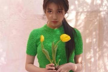 不愧是美少女IU,容易土氣的「草坪衣服」,她穿得青春甜美