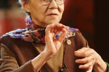 83歲的吳彥姝真時髦,穿咖色「連衣裙」配印花絲巾,高級又甜美
