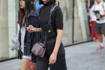「露胃」時尚褲的女子，到哪都能美成焦點，笑容甜美