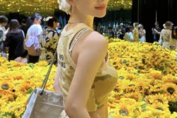 李小璐曬母女看展照，同學被誤認成是甜馨外婆，甜馨身高直追媽媽