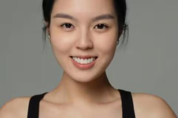 李詠21歲女兒演員出道，高學歷精通五國語言，高顏值被贊電影臉