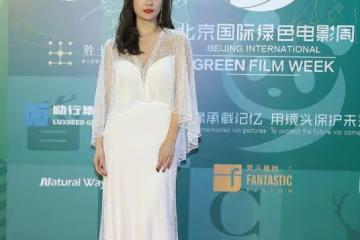 快40歲的劉芸容顏和身材沒變化,穿白紗裙仍像小姑娘,好甜美