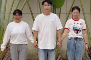 小瀋陽女兒長開了，穿T恤配闊腿褲挺甜美的，有小姑娘的清純勁兒
