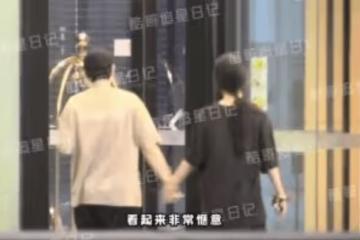 楊紫前男友與毛曉慧牽手同宿酒店,當路人面摟腰摸臀,偷親兩下