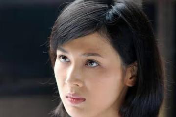 她出演《亮劍》走紅,卻因拒絕潛規則被封殺,如今靠打工還債