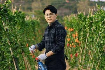 她24歲成名，45歲因「心機小三」全網翻紅，49歲又演起了潑辣村婦