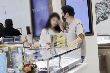 劉亦菲乾爹陪小女友買項鍊，貼心為女方挽發試戴，與楊采鈺疑離婚