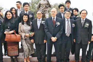 霍啟剛參加爺爺霍英東紀念活動,合照曝光,坐在第一排,彰顯地位