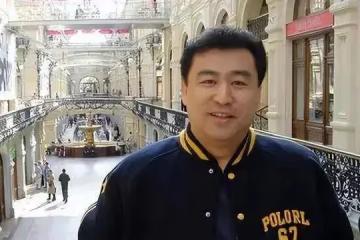 父親是清華校長，他是央視金牌主持人，如今62歲為何還是單身？