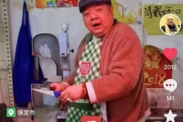 48歲戲骨謝寧菜場賣豬肉,攬客切肉動作嫻熟,攤位環境雜亂接地氣