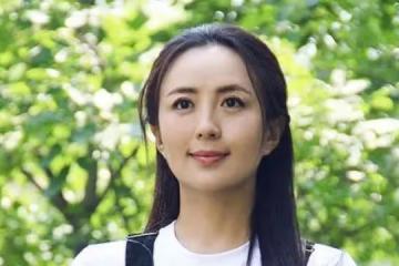 她長得美，戲也好，老公不是於和偉，一家三口卻過得幸福美好