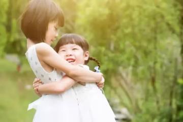 生了三個女孩的70後農村父親,沒能生齣兒子,多年後我後悔了