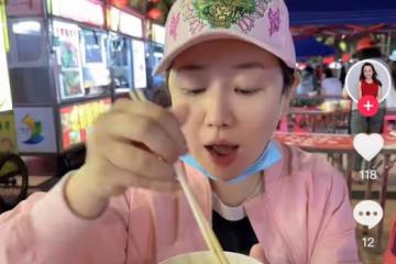 關凌素顏現身夜市，不顧形象狂吃路邊小攤，人來人往卻無人認出