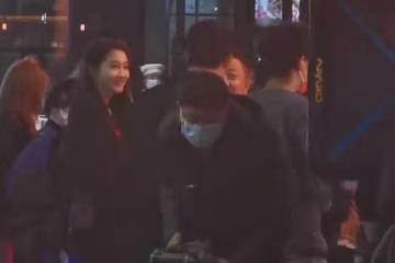 24歲關曉彤拍戲生圖曝光，膚白臉小筷子腿搶眼，與男搭檔有說有笑