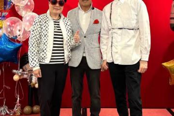 謝霆鋒71歲母親狄波拉活似少女,邀請朋友為75歲現任丈夫祝壽