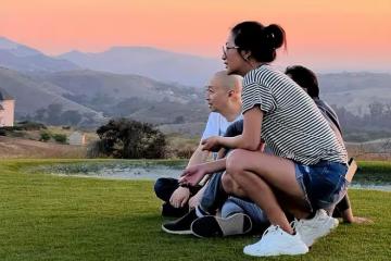 49歲徐靜蕾安享生活,回擊懷孕疑雲,和家人打高爾夫相當愜意