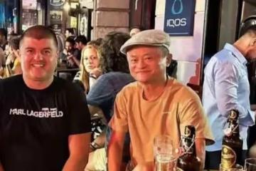 馬雲現身塞拉耶佛考察！穿百元T恤街頭喝啤酒，20天遊覽了6個國家