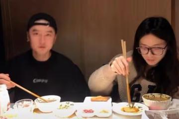 蔣勁夫近照大變,摟著好友老婆吃火鍋偷笑,女方撞臉江疏影很清純