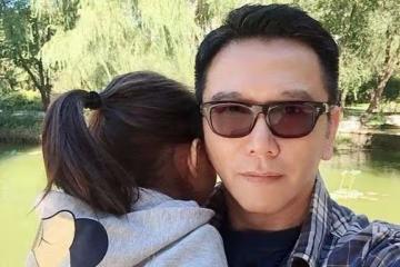 57歲溫兆倫罕見曬6歲獨生女側顏照,小傢伙扎簡單馬尾,五官精緻