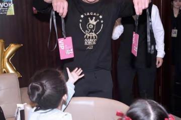 郭富城給兩個女兒派發VIP門票，大女兒側臉像楊冪小時候