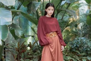 三四十歲的女性應該學會:「雪紡衫+百褶裙」,看看這些穿搭,不要錯過