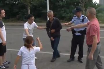 父母將百萬拆遷款給兒子，如今壓榨女兒，跪求女兒拿錢給母親看病