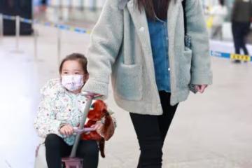 董璇和女兒度假回來現身機場,小酒窩抱冰墩墩萌態十足,超有靈氣