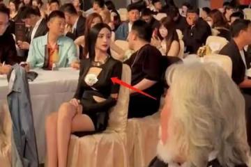 72歲張紀中出席晚宴惹熱議!頻繁扭頭瞄火辣美女,旁邊的王晶笑死