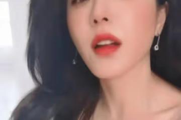 45歲曾黎出席線下活動，路人抓拍生圖讓人感慨：不愧是嫋嫋阿母