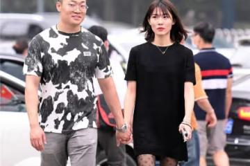 8厘米的尖頭細跟涼鞋，搭配黑色絲襪，有字母和圖案點綴
