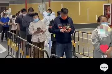 64歲萬梓良做核酸太高調！鏡頭全程跟拍表現浮誇，打招呼卻無人理