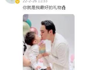 明道曬照慶生！與妻子雙手緊握太甜蜜，1歲兒子側臉圓潤神似父親
