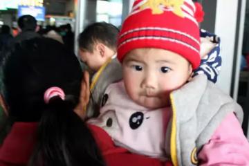 小媳婦被公婆虐待，丈夫沉默無語，離家10年，妻子開豪車回來離婚
