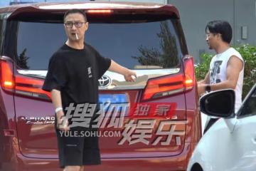 汪峰到醫院做檢查,手腕上綁著住院帶, 全程眉頭緊鎖與友人熱聊