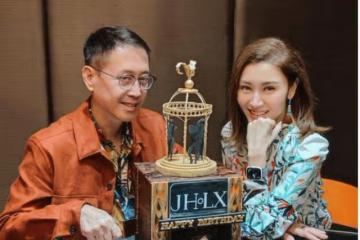 李嘉欣曬出近照，為丈夫許晉亨慶祝50歲生日，兩人同框大秀恩愛