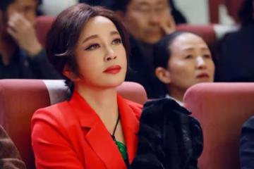 4段婚姻,71歲依舊無兒無女的劉曉慶,最終活成了自己的「女皇」