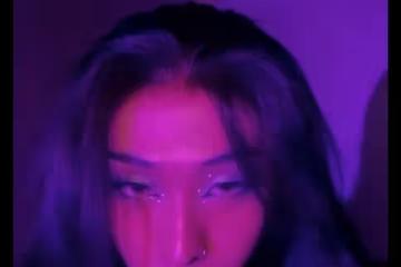 伊能靜兒子曬歐美女裝照，打鼻環穿弔帶超大膽，吞雲吐霧眼神迷離