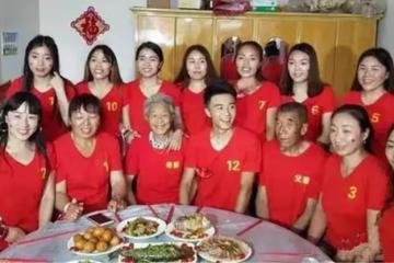 為圓「兒子夢」 夫妻倆連生11個女兒才如願生兒子！如今生活靠「啃女」讓人唏噓