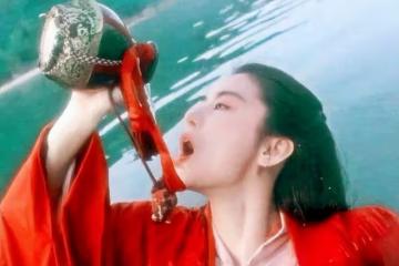 突發!68歲林青霞因拍照不穿內衣被批不得體,知性優雅人設崩塌