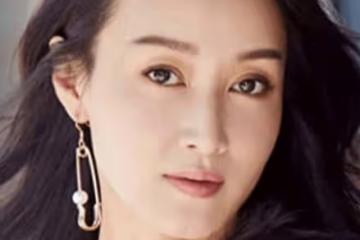 她是前央視知名主持，2度愛上人夫，二婚總裁丈夫為其凈身出戶