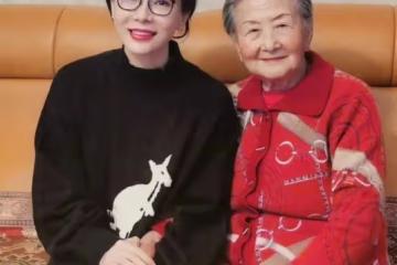 陳數99歲姥姥太有氣質了!紅衫黑褲時尚又親和,白髮也難掩美麗容顏